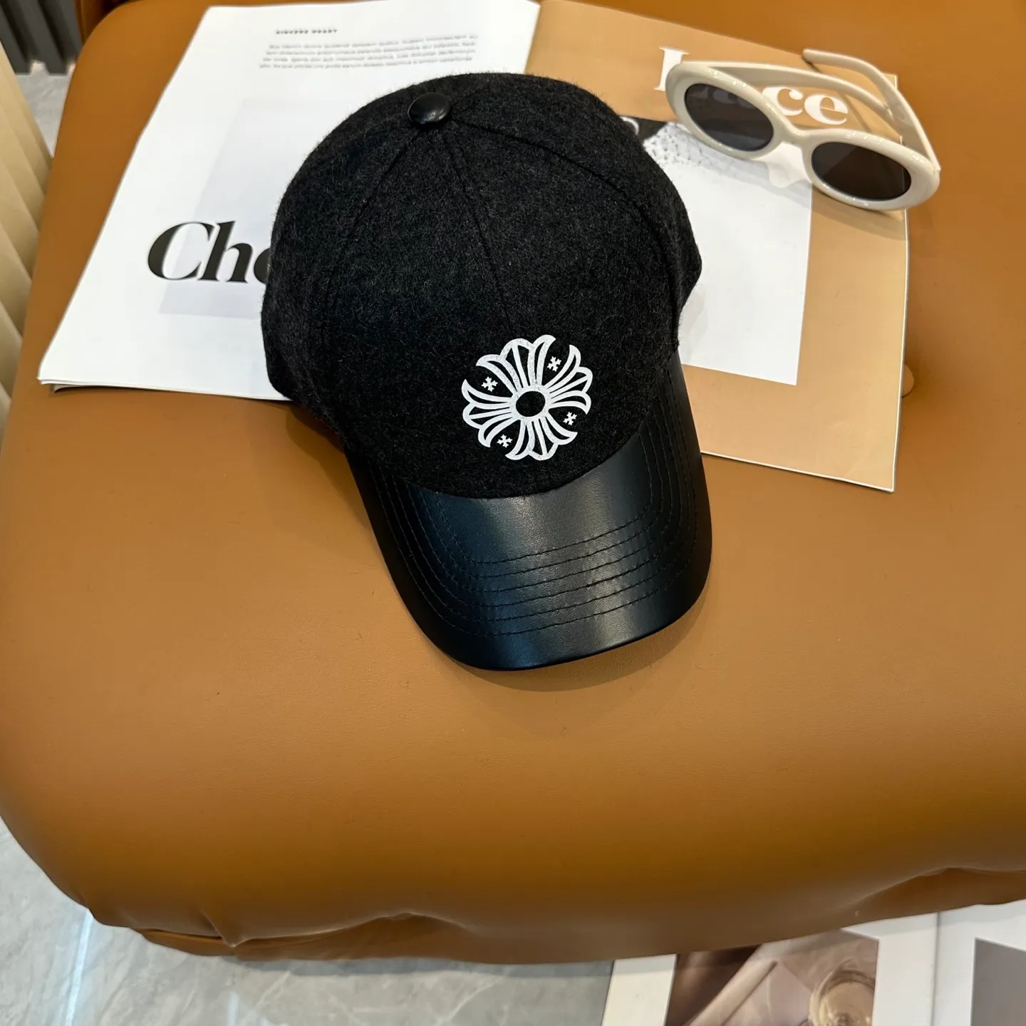P70 Crow Heart's new autumn and winter fur-stitched baseball cap. It's full of autumn and winter atmosphere. The quality is great. The deepening of the hat shape makes it more elegant. It's very nice for both men and women. It's a classic among classics. It goes well with daily wear. Casual and fashionable.